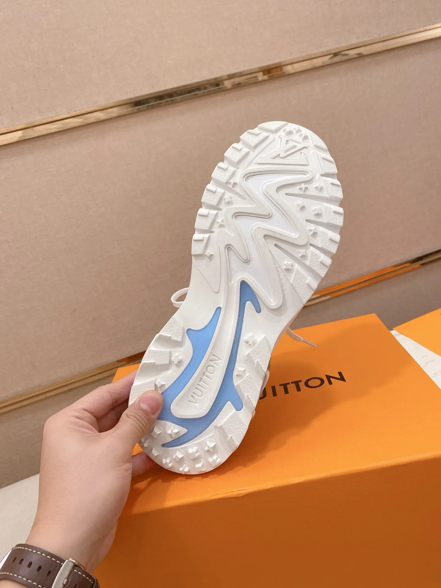 Men's Men's Shoes💰: 620💰The high version of the LV Runner Tatic sneakers are made of a whole piece of technical knitting to create an easy-to-take-on design, and are trimmed with cow leather to outline the upper. The LV logo on the side creates a dynamic feel among the textures, and the leather back strap is shaped like the handle fasteners in the Louis Vuitton leather goods collection. Mixed materials Laces Louis Vuitton accents Rubber outsole with Vuitton logo Size 39-44 Customizable 38.45.46
